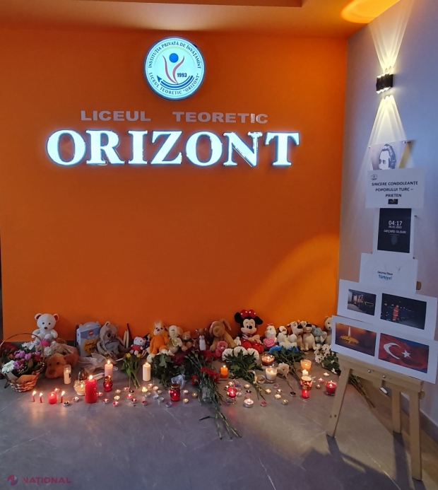 FOTO // Elevii și profesorii de la Liceul moldo-turc „Orizont”, omagiu pentru victimele cutremurelor din Turcia și Siria. În incinta liceului a fost amenajat un altar improvizat, unde au fost aduse flori, jucării și aprinse lumânări
