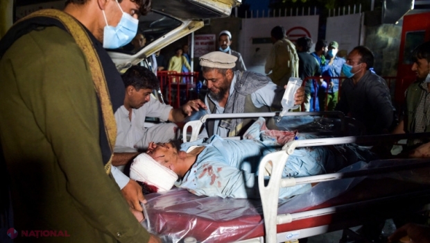 Atac sinucigaș la Kabul, în apropiere de Aeroport, unde oamenii așteaptă să plece din acest stat. Cel puțin 13 morți, printre care și copii. Martor: „Am cărat răniții, hainele mele sunt pline de sânge”