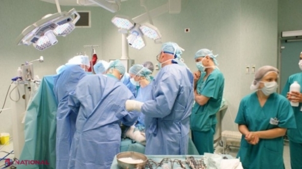 PREMIERĂ medicală în R. Moldova: Operație la PLĂMÂNI după o nouă metodă. Pacienta, o femeie de 66 de ani care suferă de cancer, externată deja