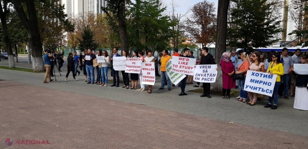 FOTO // Profesori, părinți și elevi de la liceele „Orizont” protestează la Parlament și solicită eliberarea cetățenilor turci reținuți de SIS: „Profesori capturați”