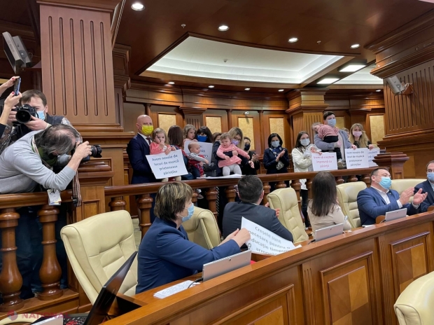 FOTO // Parlamentul R. Moldova, transformat într-o mare CREȘĂ. Socialista Greceanîi, DERANJATĂ de prezența „oaspeților dulci”. Angajatorii vor avea dreptul să organizeze servicii de îngrijire a copiilor în cadrul firmelor