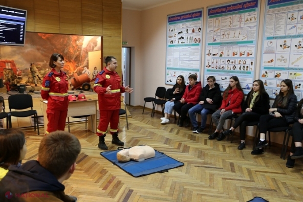 Liceenii din R. Moldova vor fi instruiți de paramedicii SMURD să acorde primul ajutor în caz de incendii, accidente sau înec