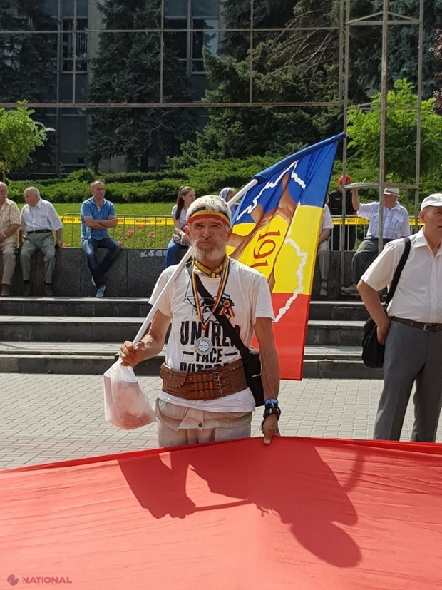 FOTO // Participanții la Marșul Centenar, care au purtat Flacăra Unirii pe o distanță de peste 1,3 mii de kilometri, întâmpinați cu flori și aplauze de mii de oameni în centrul Chișinăului