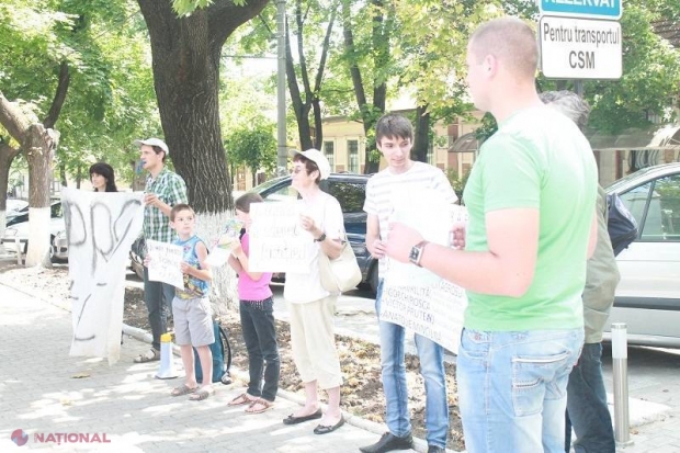 Au venit de la Strășeni pentru a PROTESTA în fața Consiliului Superior al Magistraturii 