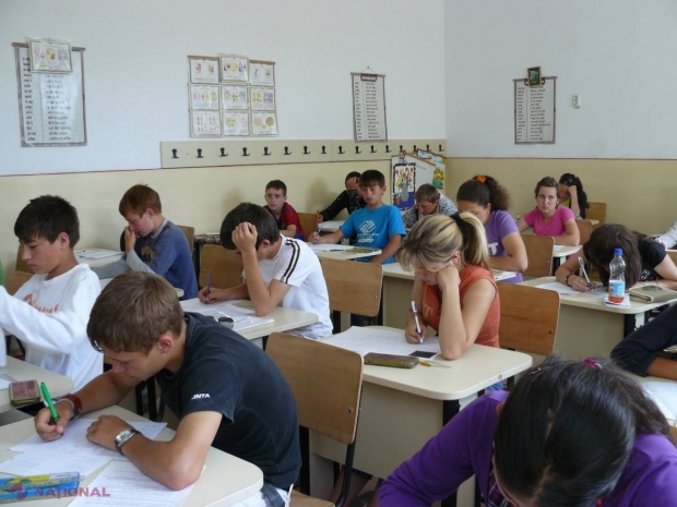 Curricula școlară, SCHIMBATĂ: „Să fie elaborat URGENT un program care să nu-i NĂUCEASCĂ complet pe elevi”