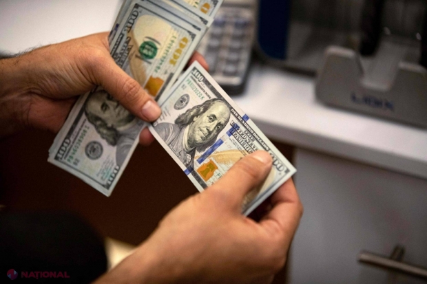 Dolarul înregistrează o scădere la început de săptămână, în timp ce euro crește
