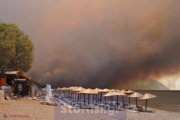 VIDEO // Imagini APOCALIPTICE de pe o insulă grecească: Turiști și localnici evacuați de urgență din cauza incendiului scăpat de sub control