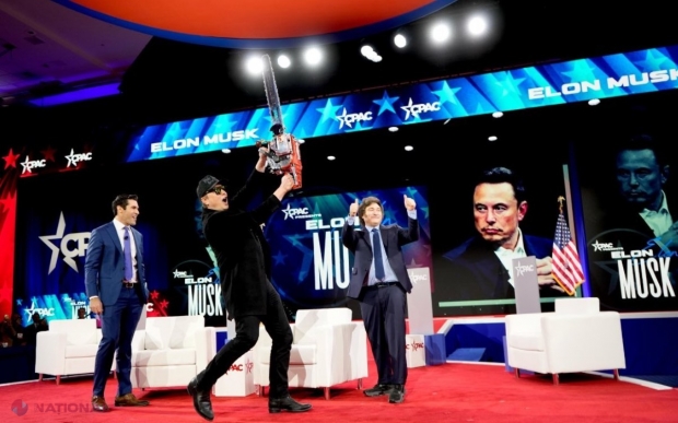 Elon Musk surprinde publicul la o conferință cu o drujbă primită de la președintele Argentinei, Javier Milei - FOTO