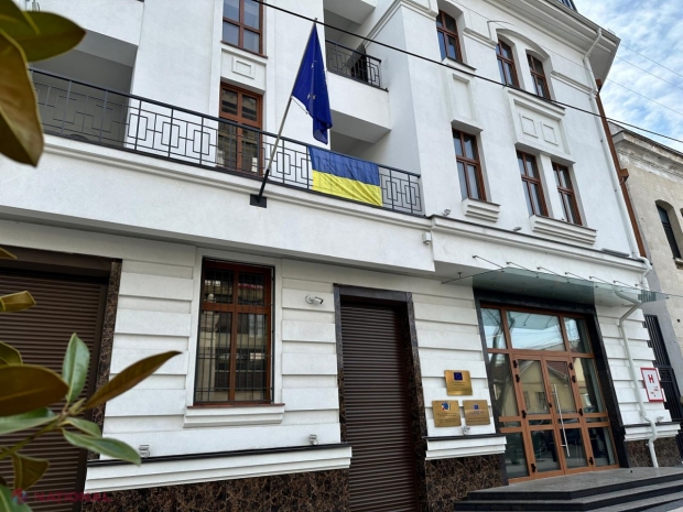 Drapelul ucrainean, la Delegația UE din Chișinău, marcând trei ani de rezistență în fața invaziei rusești