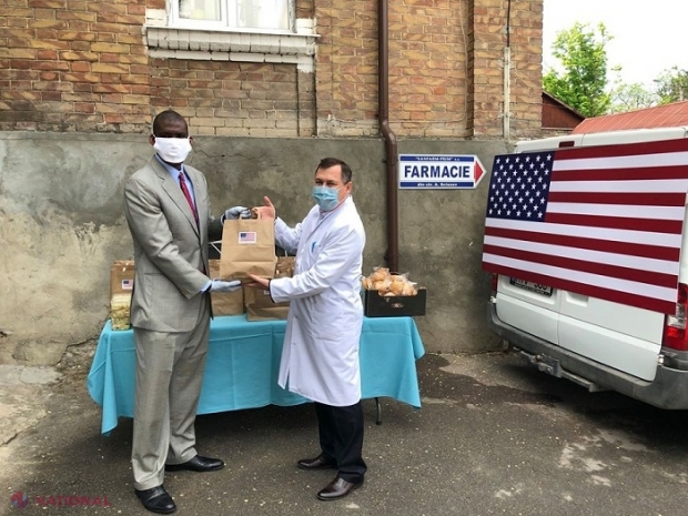 FOTO // Ambasadorul SUA la Chișinău distribuie prânzuri gratuite medicilor din R. Moldova care luptă în prima linie cu COVID-19