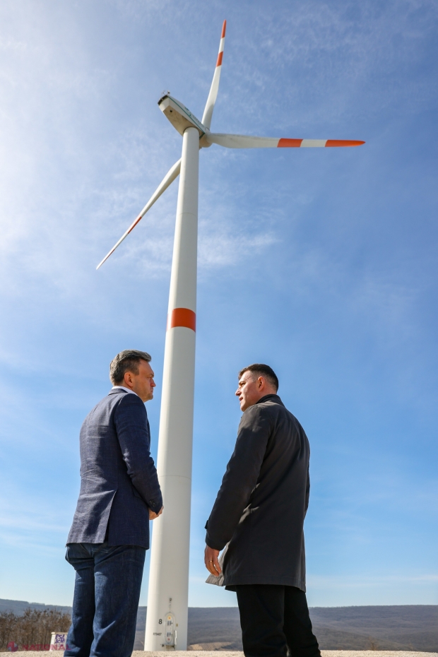 Premierul Dorin Recean sprijină energia verde la Ialoveni: Vizită la turbina eoliană din Suruceni pentru un viitor energetic sustenabil