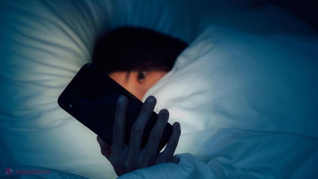 Ecranele în pat: un risc major pentru insomnie și pierderea somnului, arată un studiu norvegian