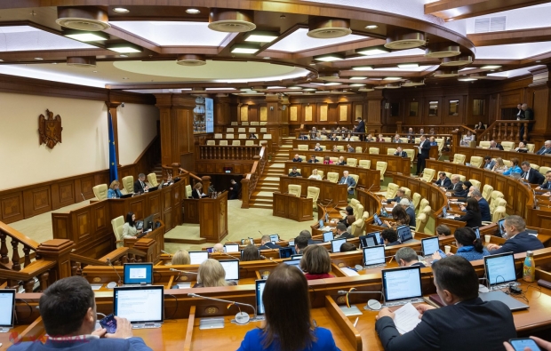 Deputații discută cel mai mare pachet financiar pentru dezvoltare în ședința plenară a Parlamentului