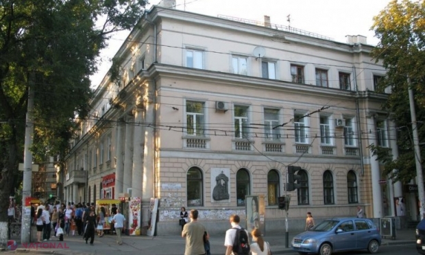 FOTO // Descoperire BIZARĂ chiar în centrul municipiului Chișinău. Angajaților Primăriei nu le-a venit să creadă ce au depistat în curtea unei case