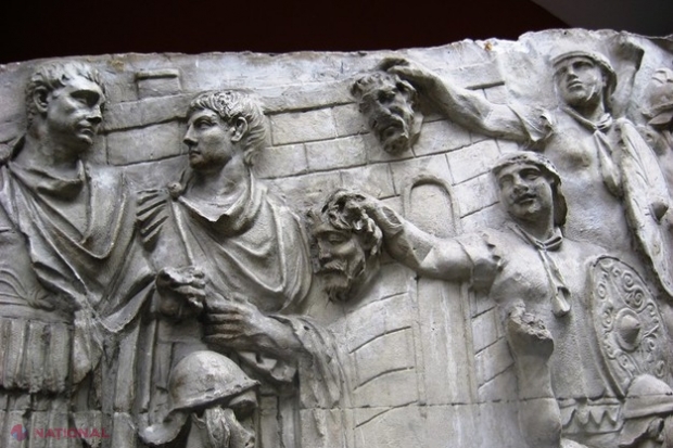 Detaliul cu Decebal de pe Columna lui Traian pe care puţini l-au sesizat, deşi e acolo de peste 1 900 de ani