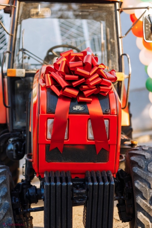 FOTO // Un TRACTOR – surpriza echipei Partidului „ȘOR” pentru satul Moara de Piatră