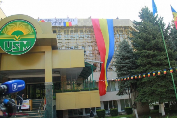 Reportaj FOTO // Un tricolor URIAȘ a fost arborat pe fațada Universității de Stat din Moldova