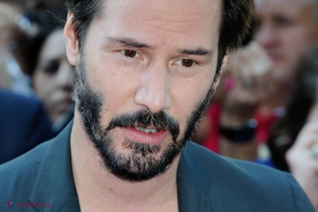 FOTO // Keanu Reeves, surprins cu pantofii rupţi şi bandajaţi. De ce poartă aceleaşi haine de peste 30 de ani