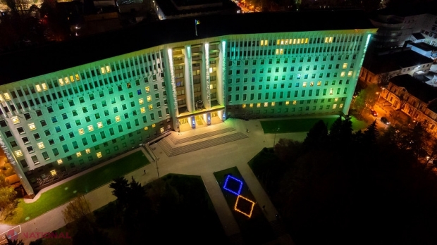 VIDEO // SOLIDARITATE: Scuarul Parlamentului de la Chișinău, iluminat în culorile drapelului Ucrainei, în ziua când s-au împlinit 1 000 de zile de la declanșarea războiului de către Federația Rusă