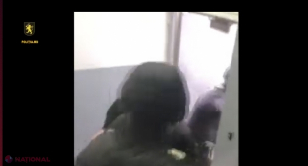 VIDEO // Un bărbat anunțat în căutare de mai multe inspectorate de poliție din R. Moldova, CAPTURAT într-un apartament din capitală. Escrocul și-a însușit sume importante de bani de la oamenii cu inima mare