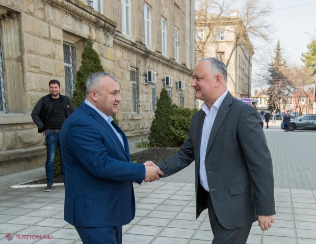 VIDEO // Președintele Dodon NU are încredere în dezinfectanții puși la dispoziție de autoritățile locale. Șeful statului a îndesit-o cu deplasările în teritoriu și IGNORĂ indicațiile medicilor