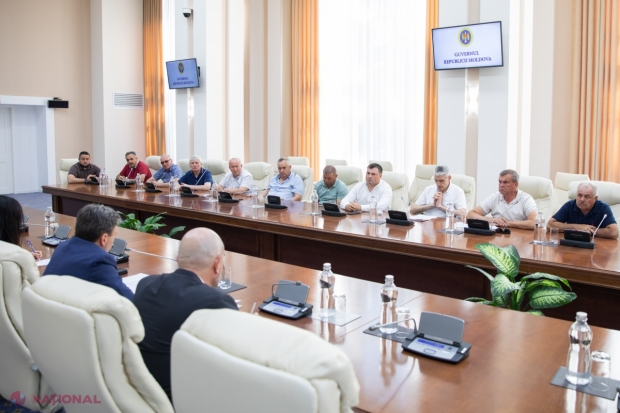 Premierul Recean a încercat să-i convingă pe FERMIERI să renunțe la protestul cu 300 de TRACTOARE în PMAN: „Negocierea unui echilibru între interesele tuturor cetățenilor este un proces complex...”