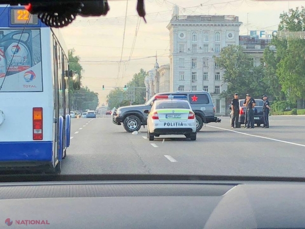 EXCLUSIV, FOTO // Unul dintre șoferii care a protestat împotriva scumpirii carburanților a BLOCAT două benzi ale bd. Ștefan cel Mare. Anterior a intrat cu mașina în șediul Direcției Arhitectură