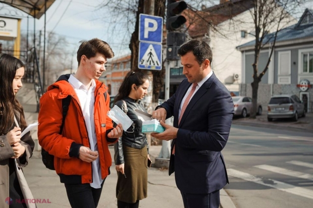 FOTO // Flashmob inedit organizat de reprezentanții unei companii din R. Moldova - au distribuit peste 2000 de măști de protecție pe străzile capitalei