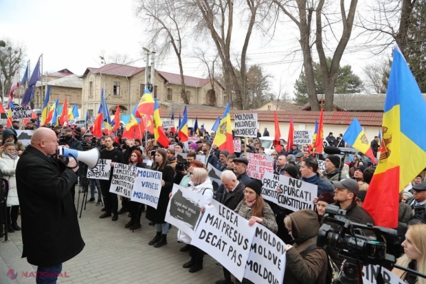 VIDEO // Socialiștii și comuniștii și-au scos ortacii la un PROTEST în apărarea „limbii moldovenești”. „Eu doar limba RUSĂ o știu, dar vreau „limba moldovenească”, nu limba statului vecin. Ну шы́ всё”. Replica GUVERNĂRII