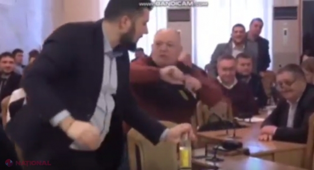 VIDEO // Socialistul Dinari Cojocari, la un PAS să primească o STICLĂ cu alcool în cap, după ce a PROVOCAT un consilier din opoziție