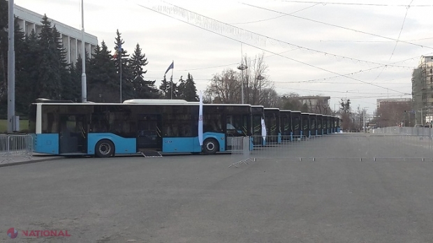Fostul primar al capitalei susține că autobuzele parcate în Piața Marii Adunări Naționale ar fi la mâna a doua