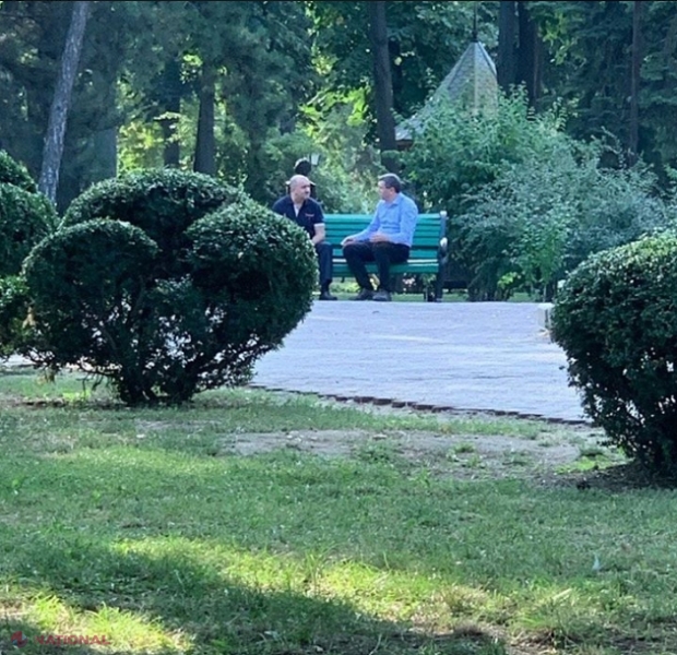 SCÂNTEI între un deputat „ACUM” și unul al PSRM, care s-au „vânat” prin parcuri: „Spre deosebire de unii care au falsificat alegerile la CNA și au făcut înțelegeri la CC pe la miez de noapte în subsoluri, prefer să mă văd în spațiu public”