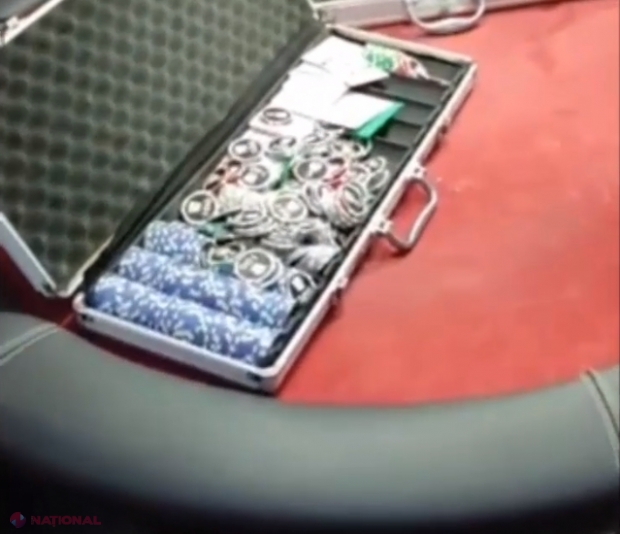 VIDEO // Și-a amenajat un CAZINOU ILEGAL acasă, în sectorul Buiucani din Chișinău: Ce au descoperit polițiștii în sala cu jocuri de noroc 