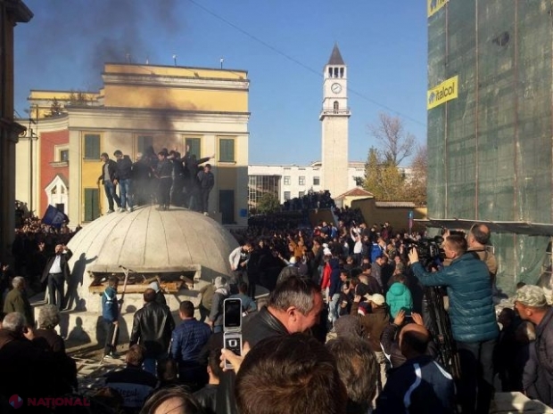VIDEO // Capitala Albaniei s-a transformat într-un CÂMP DE RĂZBOI. Sunt deja persoane rănite. Jandarmii au năvălit pe treptele Parlamentului, încercând să respingă mulţimile FURIOASE
