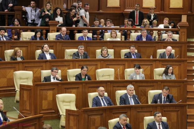 VIDEO // Discuțiile privind pachetul de legi antioligarhice, inițiate de Blocul „ACUM”, BOICOTATE: Au venit doar deputații Partidului „Șor”, iar Năstase a închis ședința