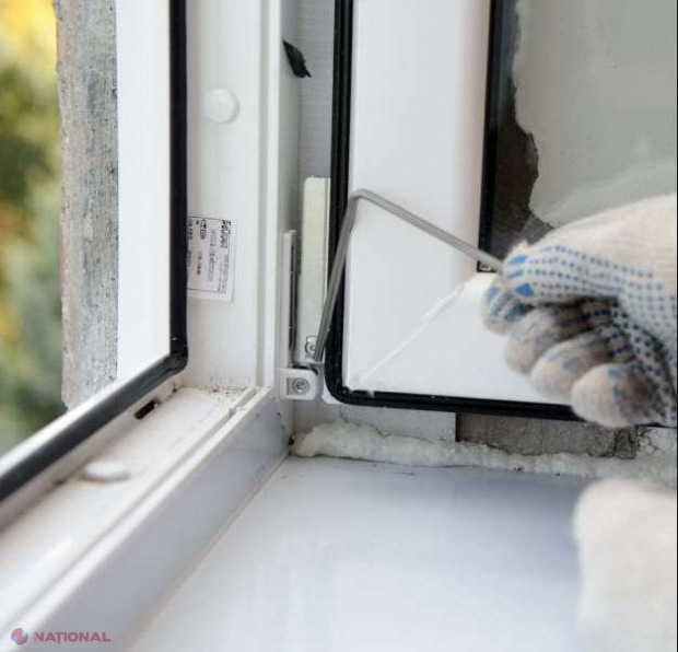 Geamuri în sumă de aproape 90 000 de lei, instalate cu defecte în locuința unui cetățean al R. Moldova: Banii, recuperați cu greu și numai după intervenția unei instituții a statului