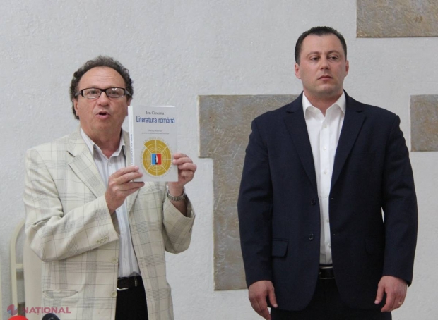 FOTO // Un candidat la funcția de primar al capitalei va dona manuale de Literatura Română școlilor din Chișinău