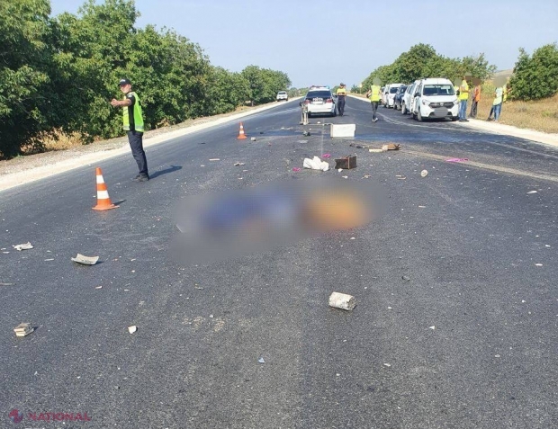 TRAGEDIE // Angajații unei companii care reparau un drum în raionul Telenești, loviți de un camion scăpat de sub control: Un bărbat de 33 de ani a murit pe loc, iar alți doi au fost transportați la spital