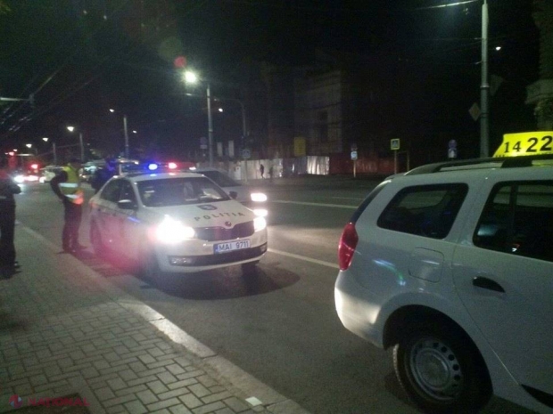 FOTO // Un taximetrist a ieșit BEAT la serviciu. Transporta doi pasageri în momentul reținerii, chiar în centrul Chișinăului 