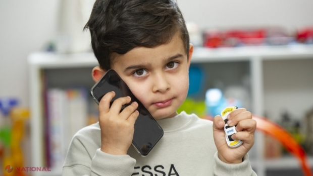 Un băiat de 4 ani a chemat poliția sunând la numărul de urgență scris pe mașina lui de jucărie, după ce mama sa a leșinat în casă