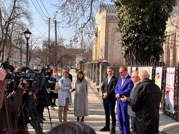 FOTO // La Chișinău a fost INAUGURATĂ expoziția „România Reîntregită - 104 de la Unirea Basarabiei cu România”