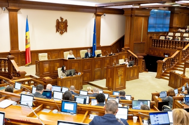 Minut de reculegere în Parlamentul de la Chișinău pentru ucrainenii uciși de ruși în cele 1 000 de zile de război: „Milioane de ucraineni și-au părăsit casa și, cel mai trist, zeci de mii au fost omorâți sau schilodiți pe viață”