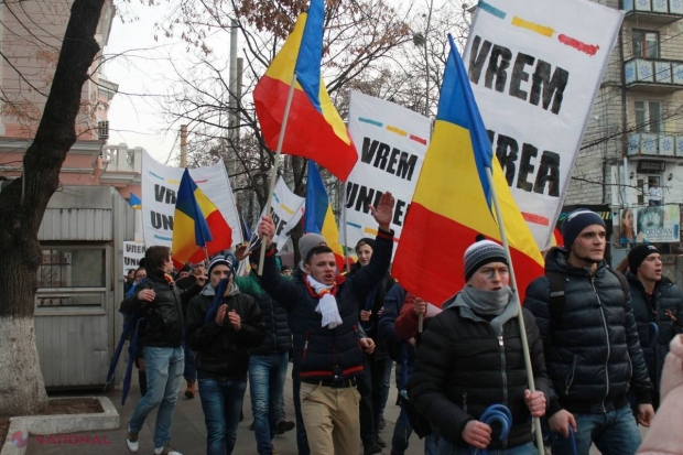 FOTO // Peste 100 de UMBRELE! Cum au marcat tinerii din Chișinău Ziua Națională a României