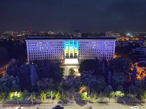 FOTO // Clădirea Parlamentului de la Chișinău, ILUMINATĂ în culorile steagului Ucrainei