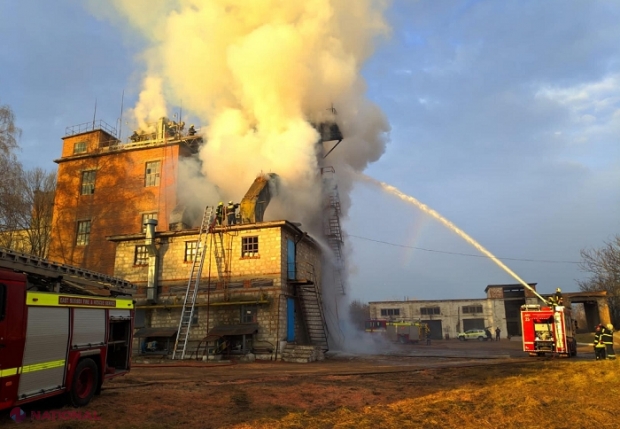 VIDEO // TONE de grâu și porumb, distruse la Otaci într-un incendiu