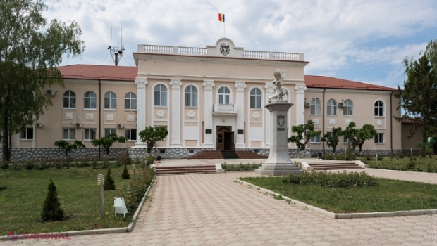 O șefă de la Fălești și-a angajat și fiul la aceeași instituție: Fiul și-a dat demisia, iar mama riscă să nu mai ocupe funcții publice timp de trei ani 