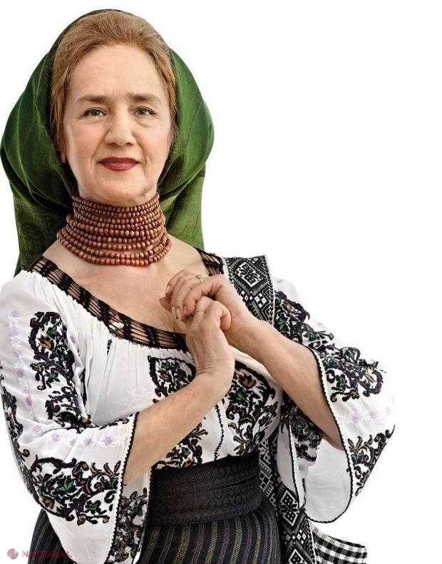 Interpreta cu o colecție de costume de peste 100 de ani