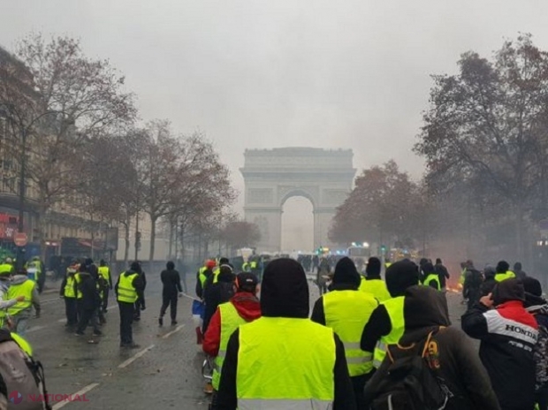 Protestele din Franţa: Guvernul de la Paris SUSPENDĂ creşterea taxei pentru carburanţi. Zeci de protestatari, condamnați