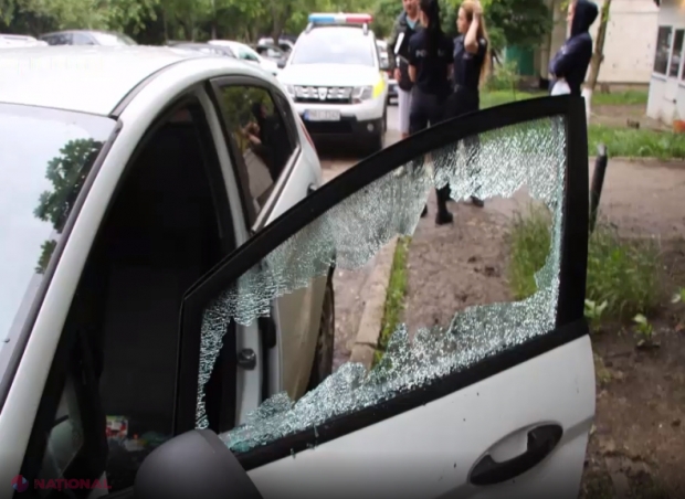 VIDEO // Distracția unor adolescenți: Mergeau prin curțile blocurilor de la Ciocana și spărgeau geamurile de la automobilele parcate