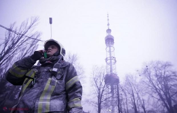 Simbolic: Turnul televiziunii din Kiev distrus de ruși este amplasat lângă un monument ridicat în memoria victimelor de la Babi Yar, locul unuia dintre cele mai mari masacre comise de nazişti împotriva evreilor în timpul Holocaustului